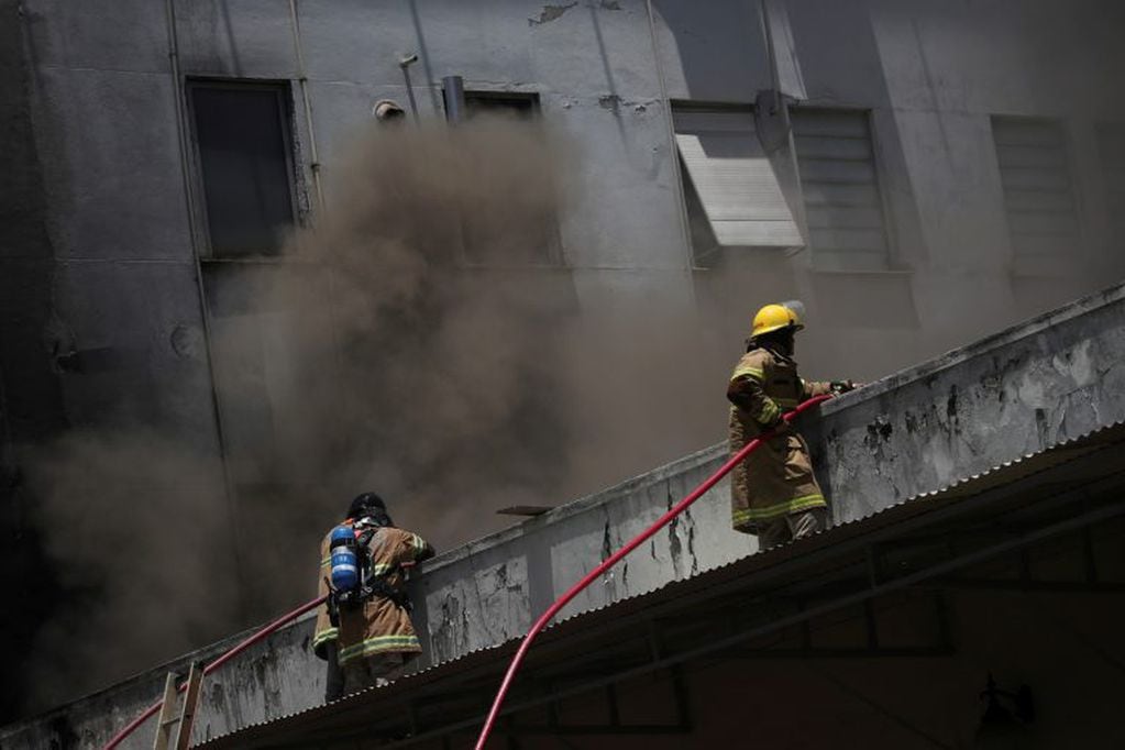 Bomberos, incendio hospital Bonsucesso.  REUTERS/Ricardo Moraes
