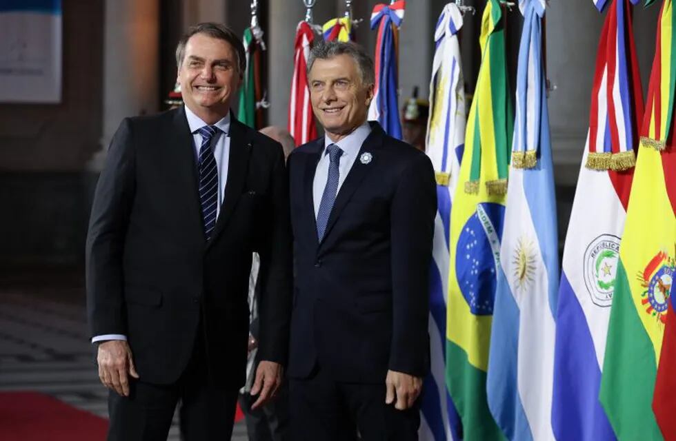 El presidente Mauricio Macri, posa junto a su homólogo brasileño, Jair Bolsonaro, durante la Cumbre del Mercosur, en la Estación Belgrano, en Santa Fe (Argentina). Crédito: EFE/ Juan Ignacio Roncoroni.