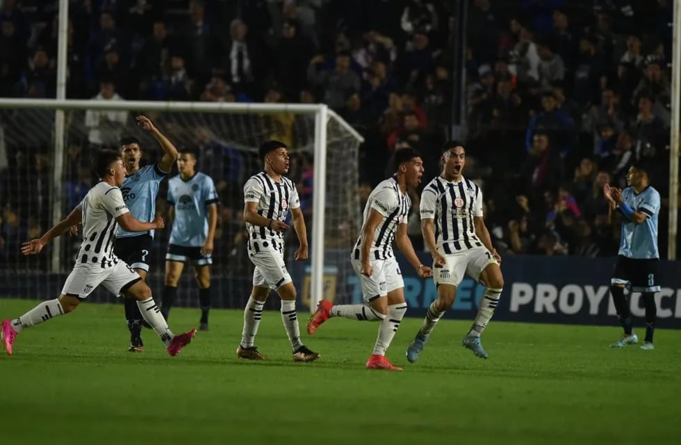 Los jugadores de Talleres a puro festejo por el gol de Barrera ante Belgrano (Facundo Luque / La Voz).