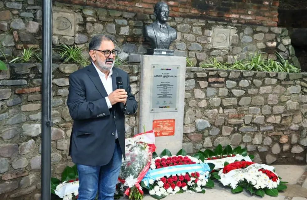 El intendente Raúl Jorge encabezó el homenaje a Arturo Illia en la plazoleta que lleva su nombre en el barrio Los Perales.