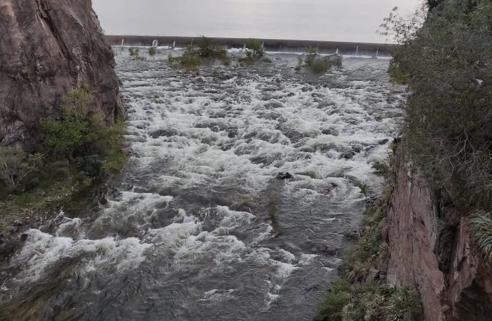 Tras las intensas lluvias, el nivel del dique alcanzó su cota máxima y el Vertedero del Embalse brindó un verdadero espectáculo natural.