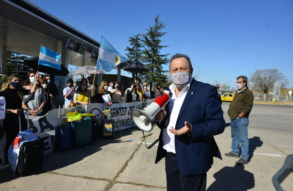 En julio, Gustavo Santos apoyó la protesta de los agentes de viaje, en el aeropuerto.