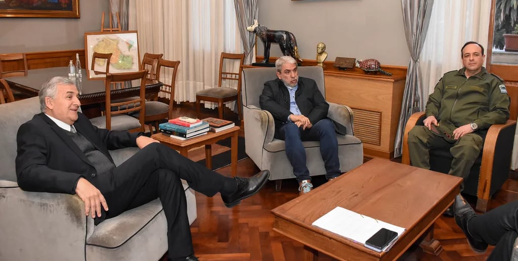 El ministro Aníbal Fernández y el comandante Germán Wacker se reunieron con el gobernador Morales en la Casa de Gobierno de Jujuy.