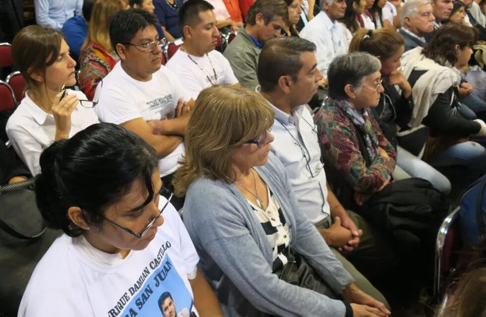 Los familiares de las víctimas del submarino desaparecido Ara San Juan, durante la comparecencia del ministro de Defensa, Oscar Aguad