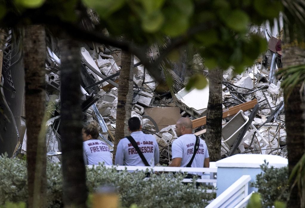 Tareas de rescate tras el derrumbe de un edificio en Miami.