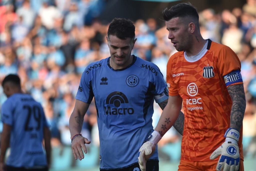 Vegetti y Herrera, capitanes de Belgrano y Talleres, protagonistas en el clásico que terminó 1-1 en Alberdi. (Javier Ferreyra / La Voz)