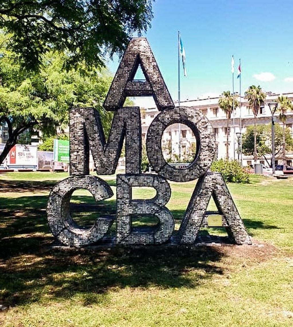 La nueva escultura de Amo Córdoba (AMOCBA) ahora en la Plaza de la Intendencia.