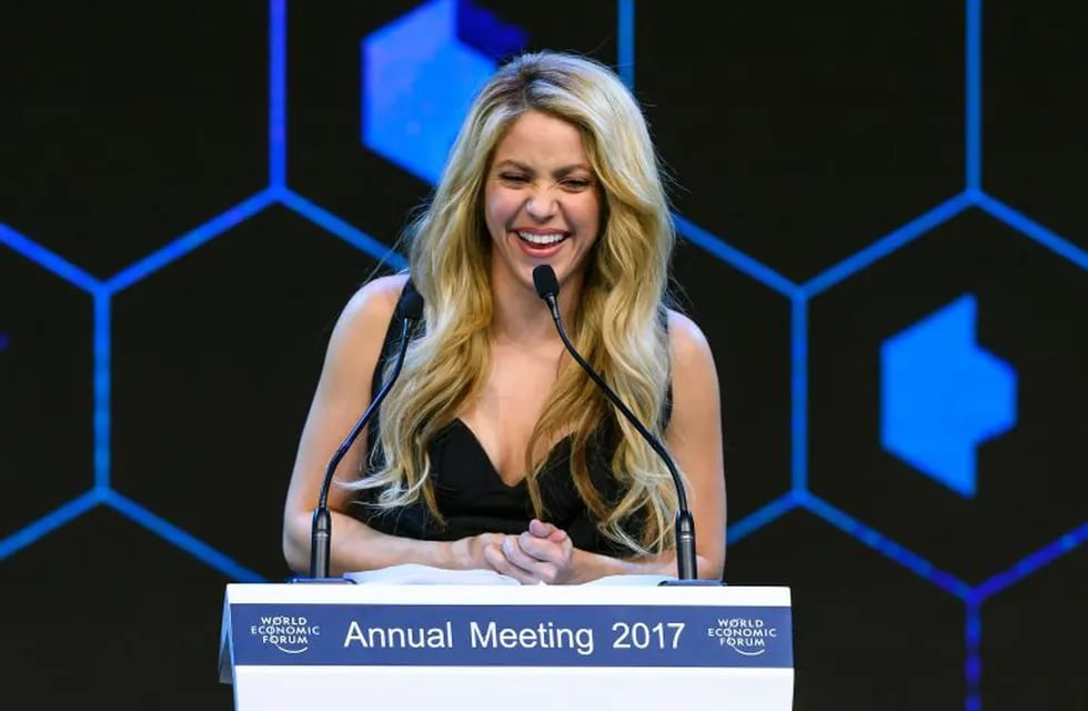 Colombian singer Shakira delivers a speech after receiving the Crystal Award during the Crystal Award ceremony on the eve of the opening day of the World Economic Forum, on January 16, 2017 in Davos.\r\n / AFP PHOTO / FABRICE  suiza davos Shakira premios Chrystal Award del Foro Económico Mundial en Davos cumbre economica de davos