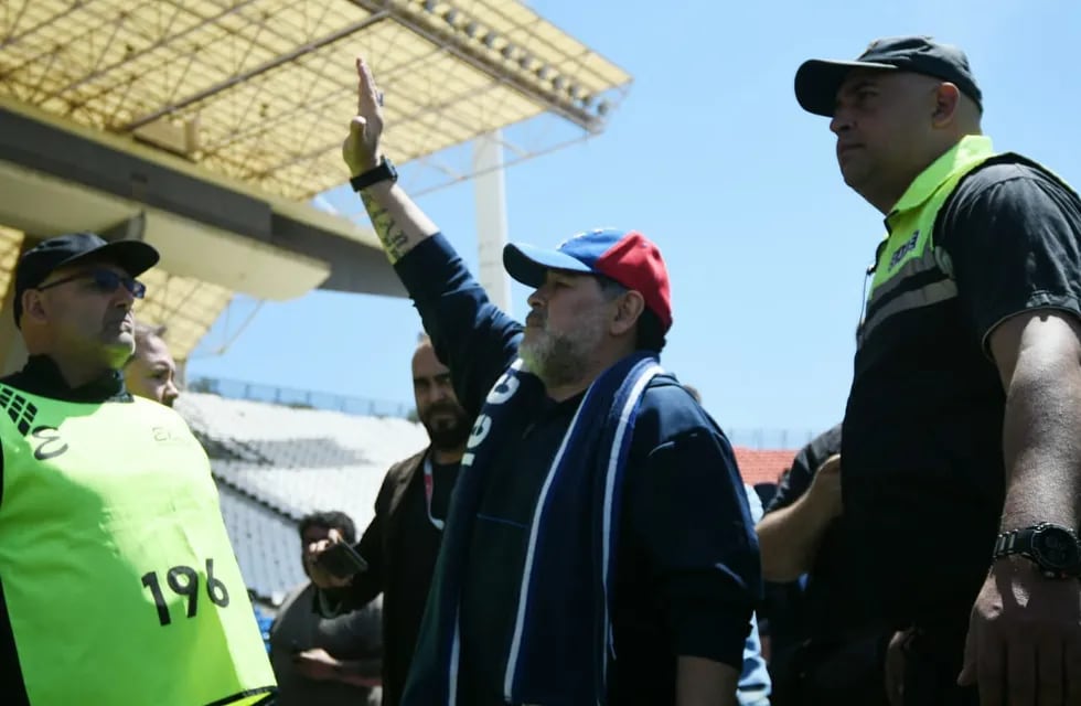Diego Armando Maradona agradeció el cariño de los hinchas en Mendoza. / Marcelo Rolland