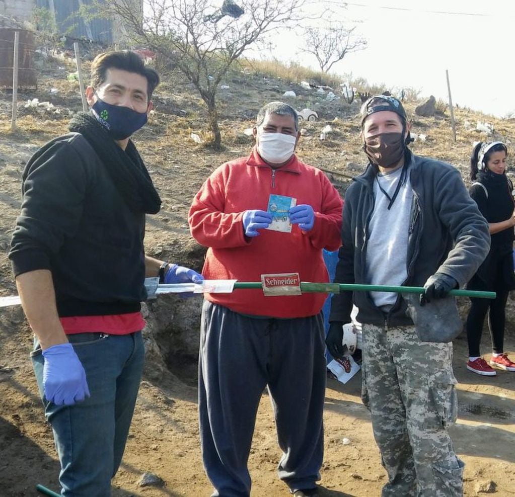 Hugo (RECICAL), Lucas (beneficiario), Guillermo (La Calera Sustentable