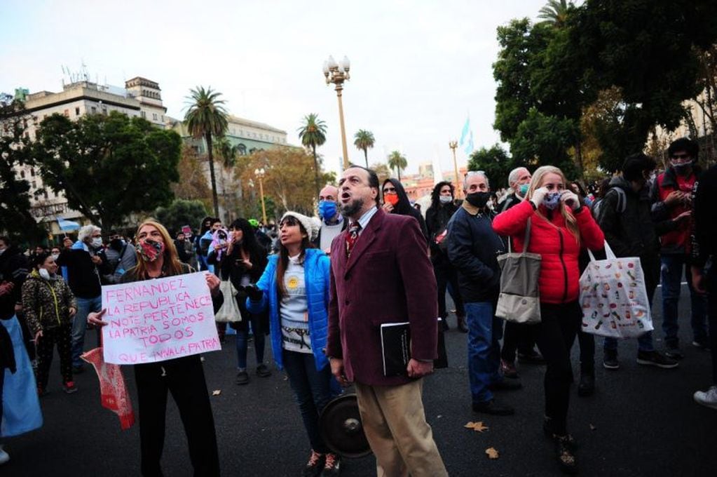 Coronavirus en Argentina: pese a la prohibición hubo una protesta frente al Cabildo en rechazo a la cuarentena (Foto: Clarín)