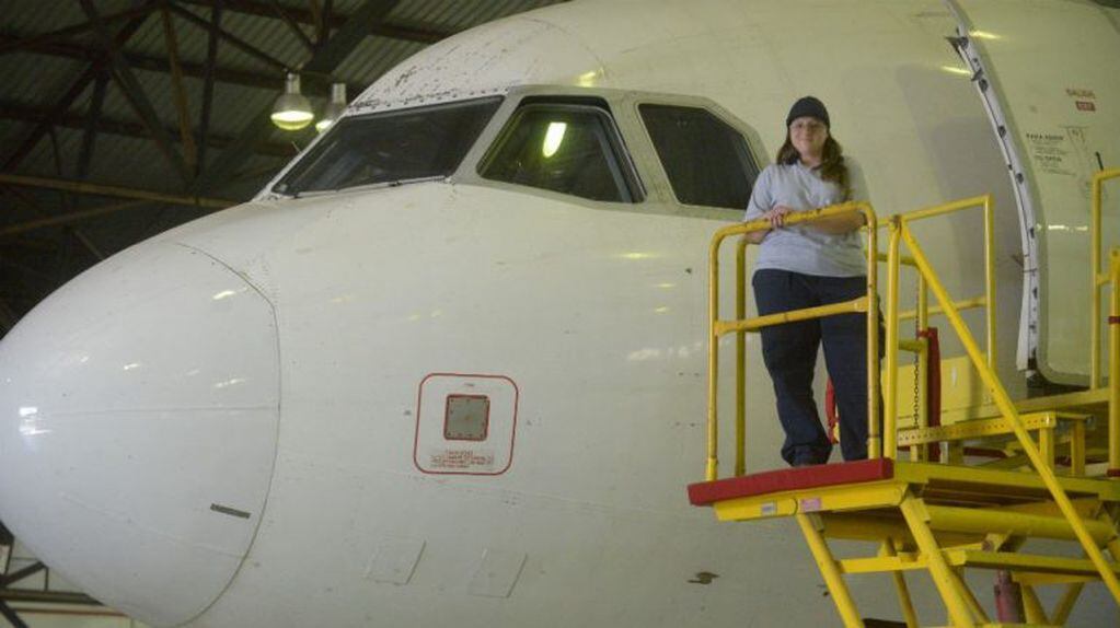 Ginette Long, mecánica de mantenimiento de aeronaves en Fadea.