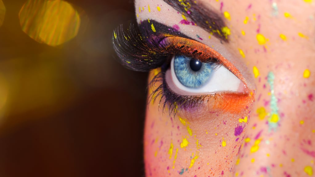 Los ojos azules combinan con tonos naranjas.