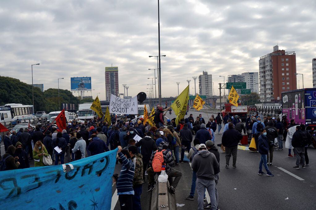 Choferes de colectivos cortan la avenida General Paz en reclamo de mejoras salariales y vacunas contra el coronavirus.