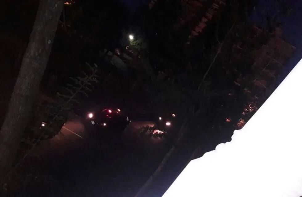 Los autos fueron fotografiados por un empleado desde la esquina de 1° de Mayo y Córdoba. (@BeatrizPriotti)