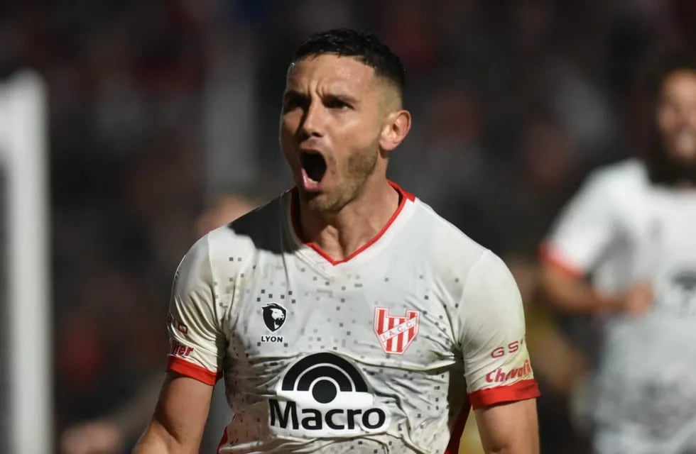 La boca llena de gol de “Maravilla” Martínez, en un partido crucial de Instituto ante Arsenal.
