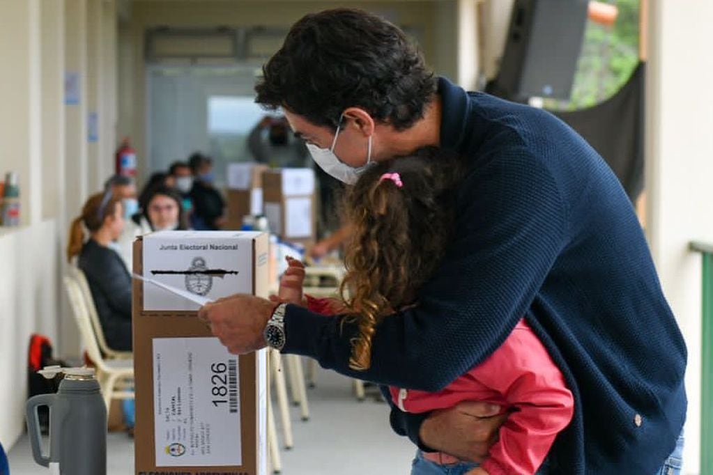 El exgobernador de Salta junto a su hija "Belita" en las elecciones generales.