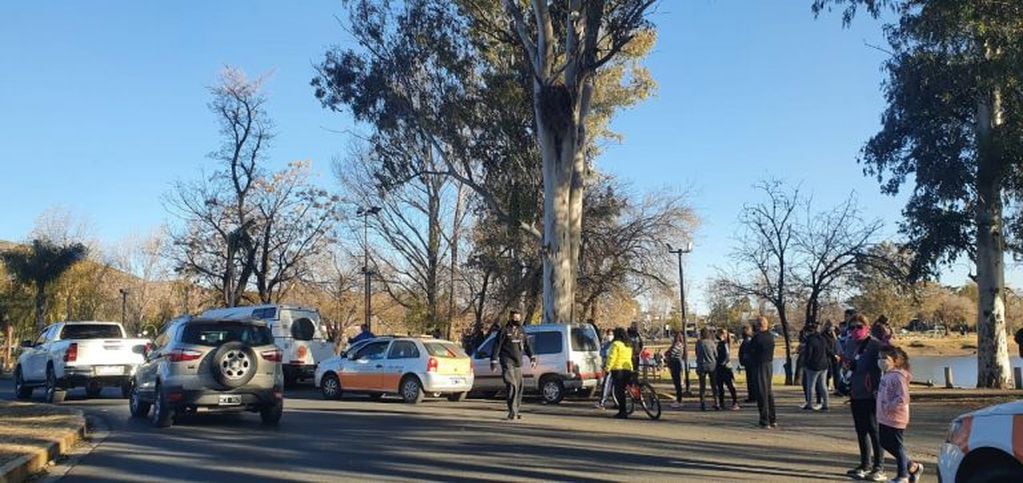 Costanera de Villa Carlos Paz en el momento del conflicto entre municipales y pasteliteros.