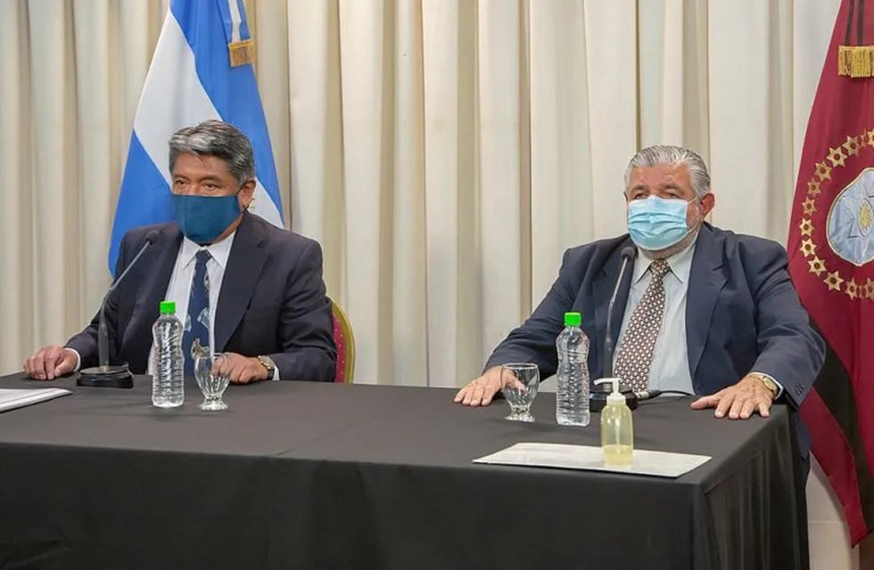 El Secretario de Salud, Sergio Humacata (izquierda) junto al ministro de Salud, Juan José Esteban (derecha). Foto Prensa Gobierno de Salta.