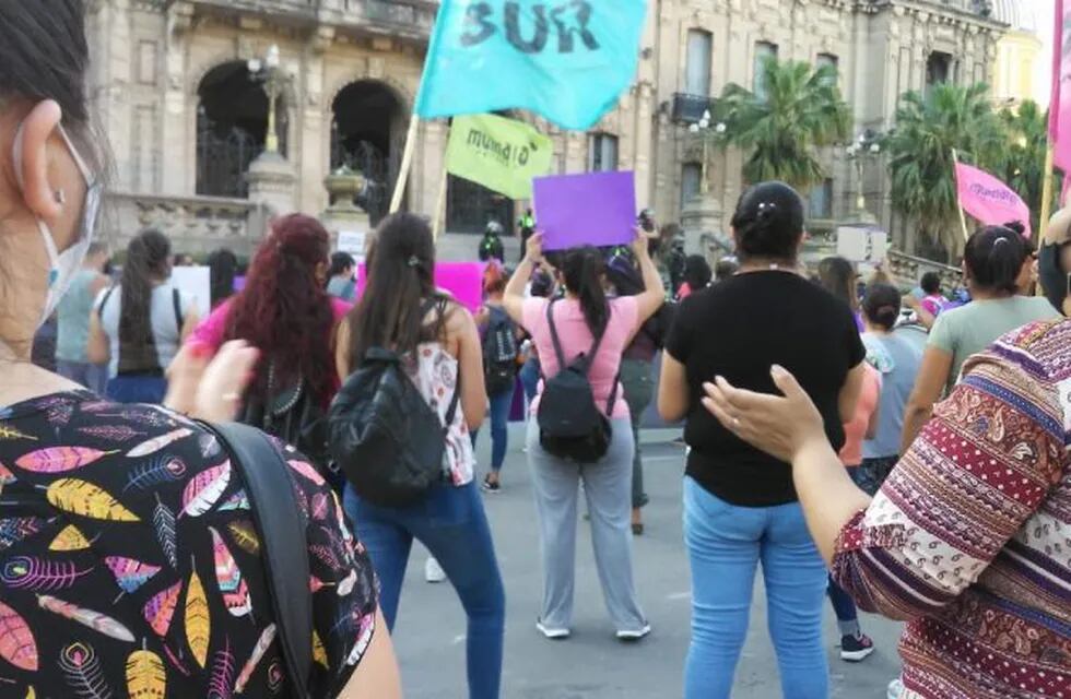 Femicidio de Paola: masiva convocatoria en Plaza Independencia. (Vía Tucumán)
