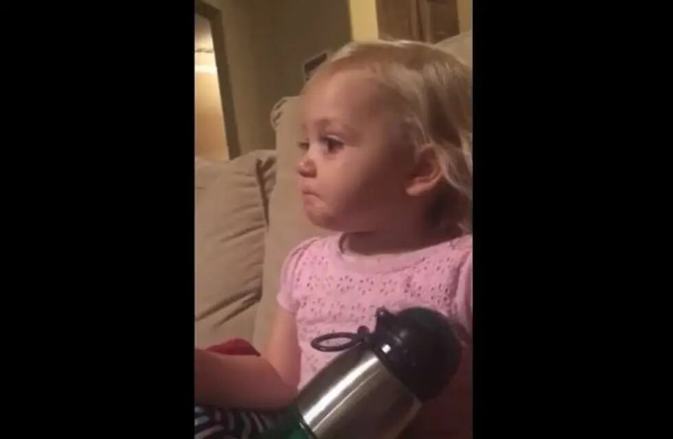 La emotiva reacción de una nena al ver una película de dinosaurios