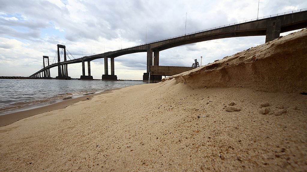 De fondo el puente interprovincial Manuel Belgrano que une Corrientes y Chaco.