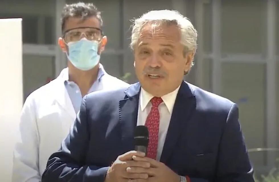 El presidente Alberto Fernández da un discurso desde el Hospital Bicentenario de Ituzaingó, adónde asistió para monitorear el operativo de vacunación contra el Covid-19 en la Provincia de Buenos Aires. (Twitter/Télam)