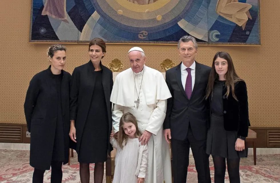 . Vatican City (Vatican City State (holy See)), 15/10/2016.- A handout picture provided by the Vatican newspaper L'Osservatore Romano shows Pope Francis (C) meeting with Argentinian President Mauricio Macri (2-R), his wife Juliana Awada and family during an audience at the Vatican, 15 October 2016. (Papa) EFE/EPA/PRESS OFFICE/ OSSERVATORE ROMANO HANDOUT EDITORIAL USE ONLY/NO SALES
