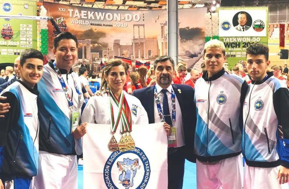 Cecilia Vera, Valeria Ale, Juan Abel Rojas y Jonathan Torres, los representantes tucumanos en el Mundial de Taekwondo, en Bulgaria.