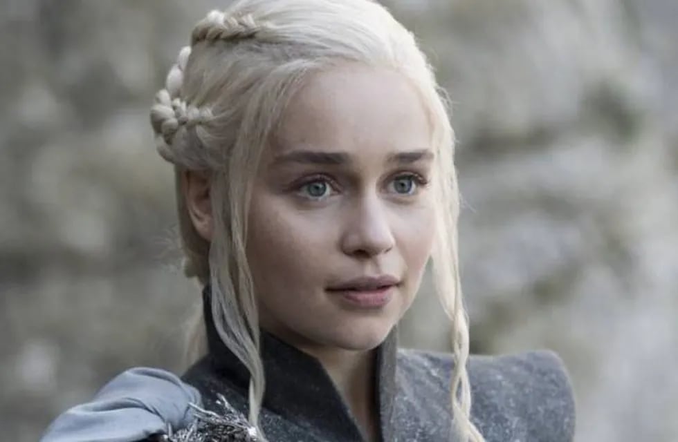 Emilia Clarke, conocida como "Daenerys", ya no estaría porque la serie transcurre casi un siglo antes.