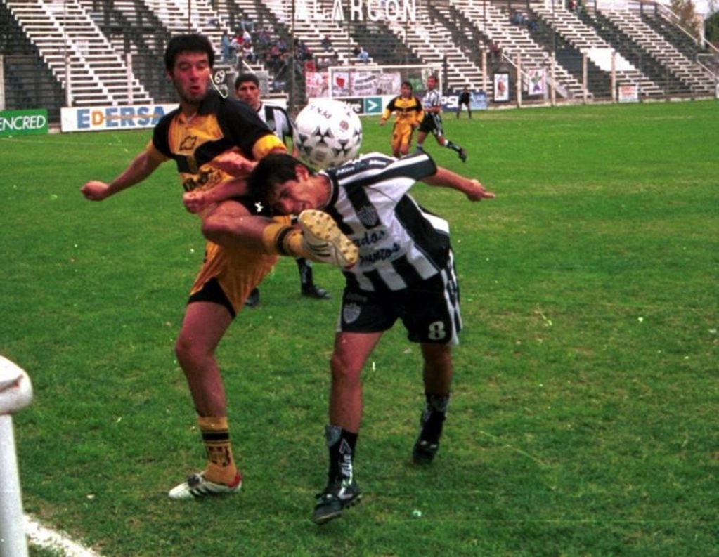 Olimpo visita a Cipolletti después de 19 años . Alejandro Delorte hizo el último gol aurinegro allí.