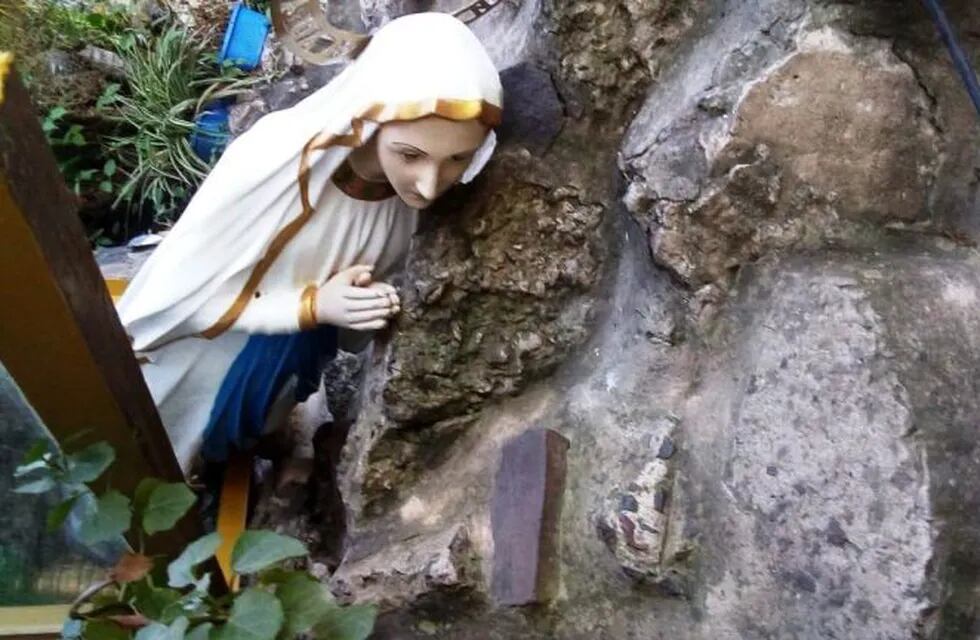 El ataque contra la imagen de la Virgen de Lourdes ocurrió a plena luz del día (Web)