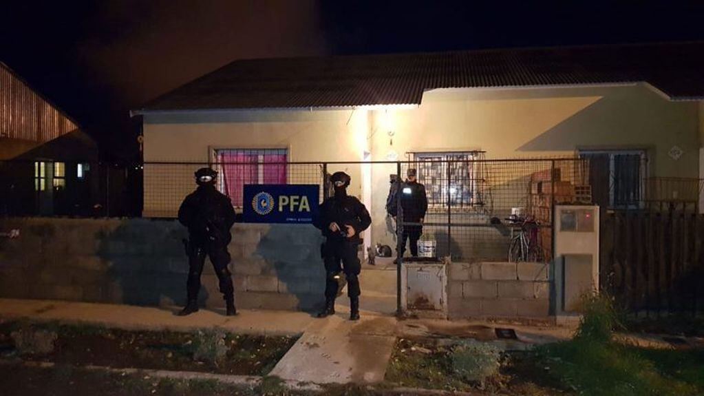 Agentes de la Policía Federal en uno de los allanamientos (Foto: Río Negro).