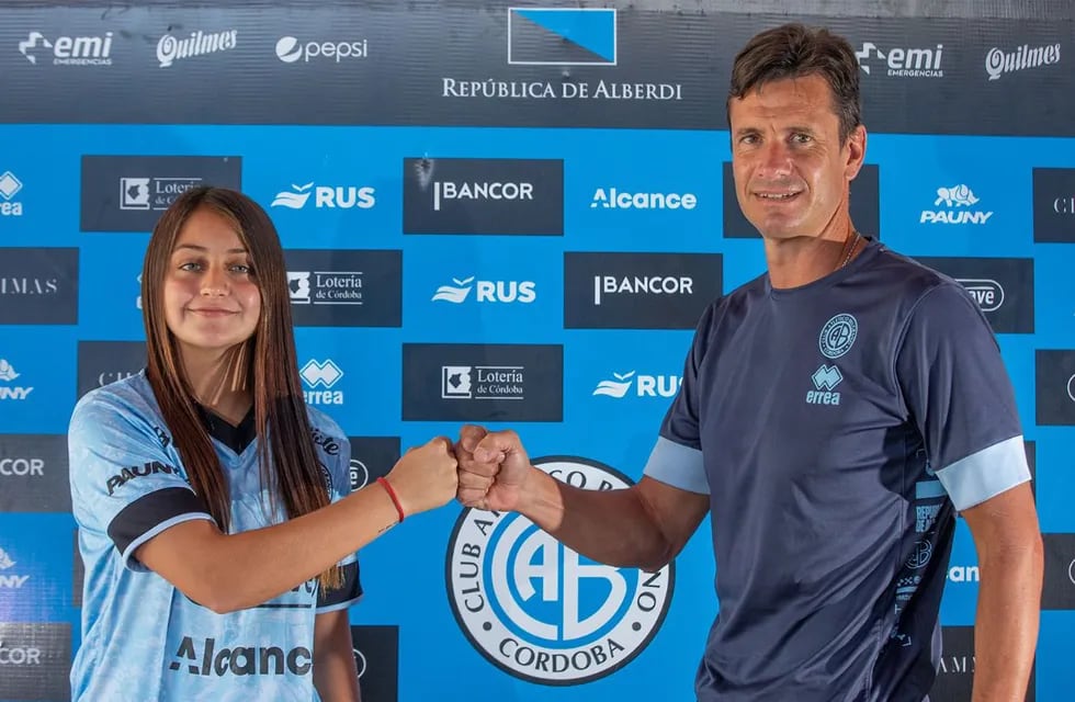 La juvenil volante firmó su contrato con el Pirata junto a Mauro Óbolo, director deportivo del club