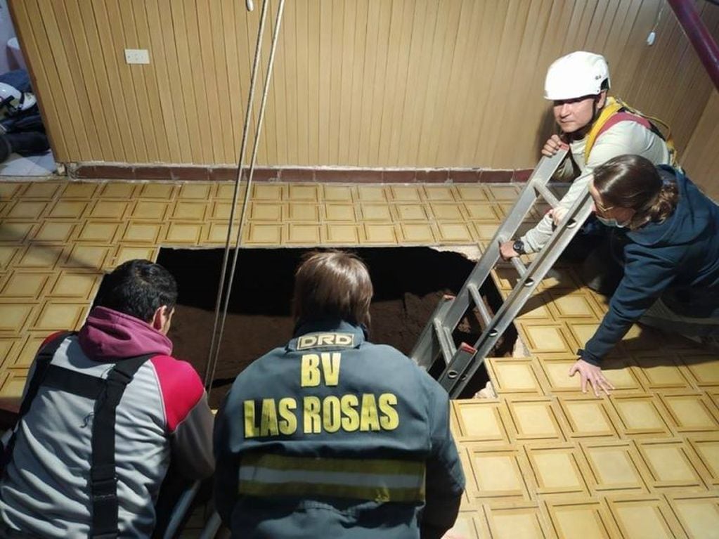 Los Bomberos Voluntarios de Las Rosas encabezaron el operativo de rescate. (Facebook)