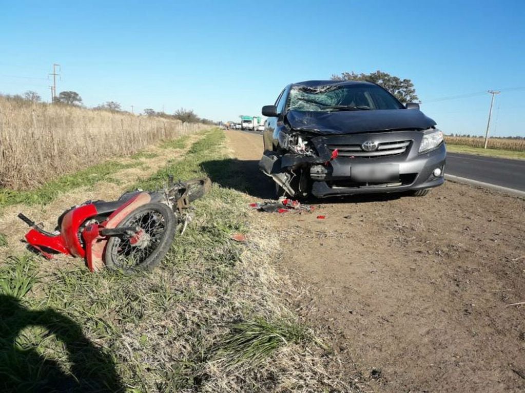 El accidente fatal ocurrió en cercanías de la ciudad de Arroyito, entre un Toyota Corolla y una moto Guerrero. (Fotos gentileza Canal 3 de Arroyito)