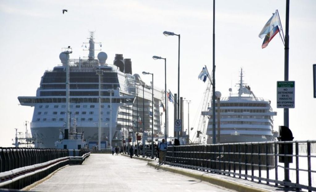 «Se realizaron diversas obras para mejorar y solucionar cuestiones operativas en el muelle, como sacar escalones, arreglar veredas y mejorar la iluminación, la barrera de ingreso al muelle», dijo el funcionario.