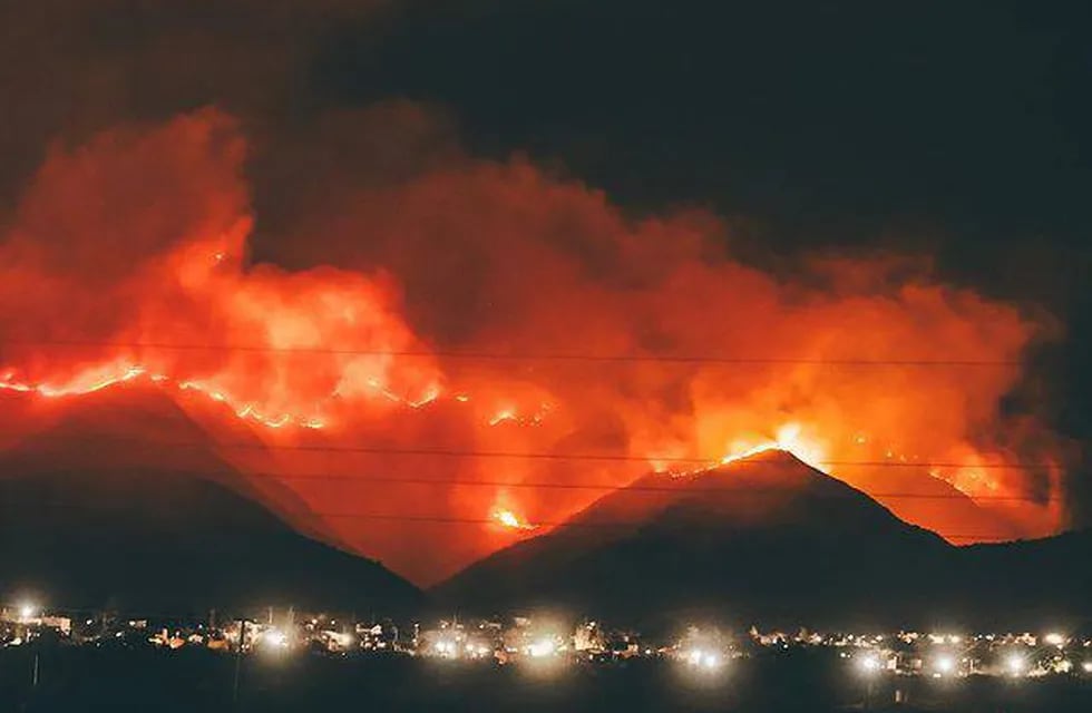 Fuego en la ladera suroeste del cerro Uritorco (IG Charli Parrilla)