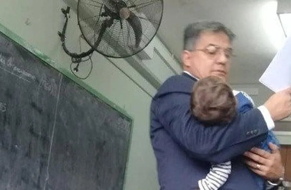 Julio Cruz, el profesor que dio clases con el bebé de un alumna en brazos en Concepción Tucumán.