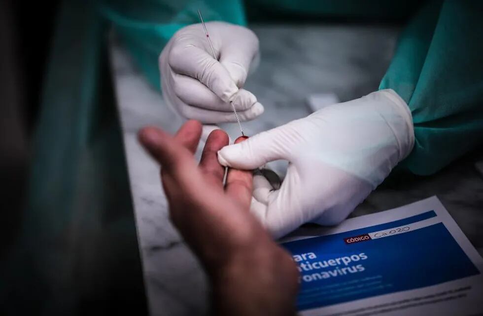 AME5413. BUENOS AIRES (ARGENTINA), 24/04/2020.- Personal del ministerio de Salud realiza un testeo para coronavirus este viernes, en la estación Ferroviaria de Constitución, en Buenos Aires (Argentina). Argentina comenzó este viernes la primera etapa de un estudio serológico, que permite la detección de anticuerpos de COVID-19, con un dispositivo en la estación de tren de Constitución, en Buenos Aires, en el que se harán 400 pruebas que arrojan resultado en 20 minutos. EFE/ Juan Ignacio Roncoroni