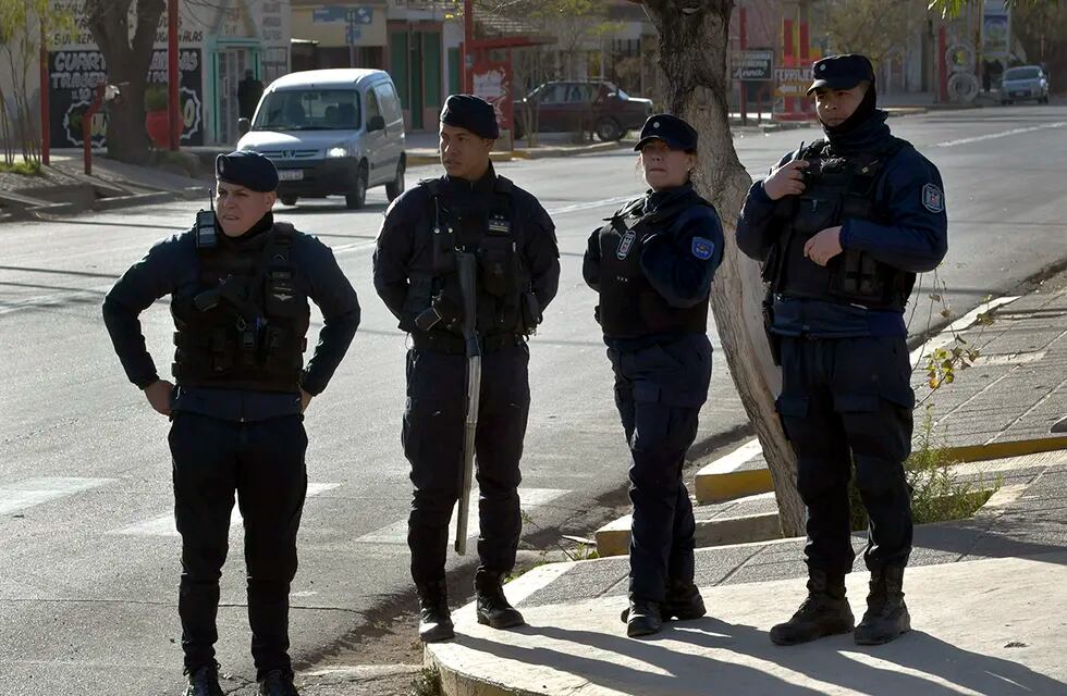 El día después de los saqueos en Las Heras.
La policía custodia en la avenida  Independencia 

Foto: Orlando Pelichotti 
