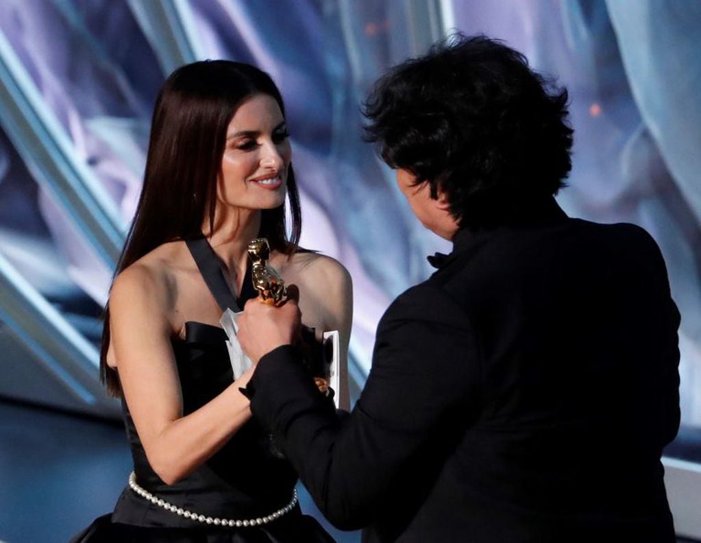 Penélope Cruz entrega el Oscar a Mejor Película Internacional.