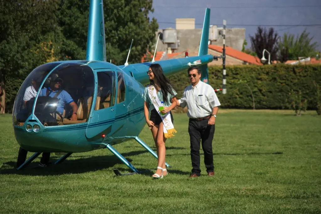 Natasha Sánchez, Reina Nacional de la Vendimia bajando del helicóptero. 