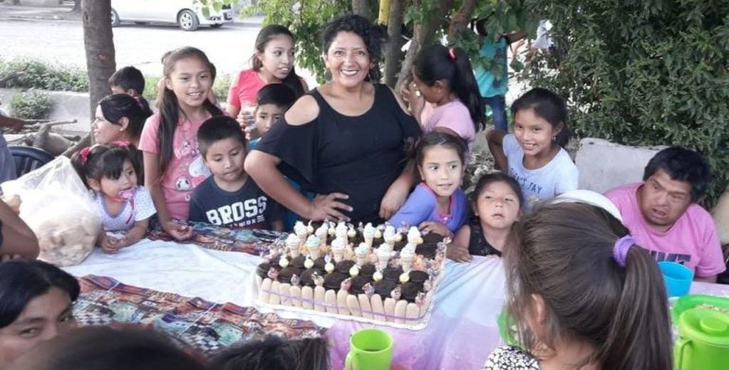 La responsable del merendero, Delia Vargas, junto a algunos de los niños que reciben el servicio tres veces por semana. (Foto archivo "A Pulmón")