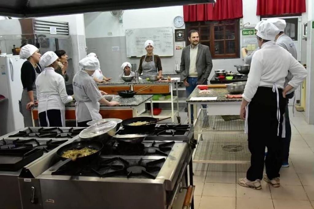 Martín Gill junto a los nuevos alumnos de la escuela gastronómica.