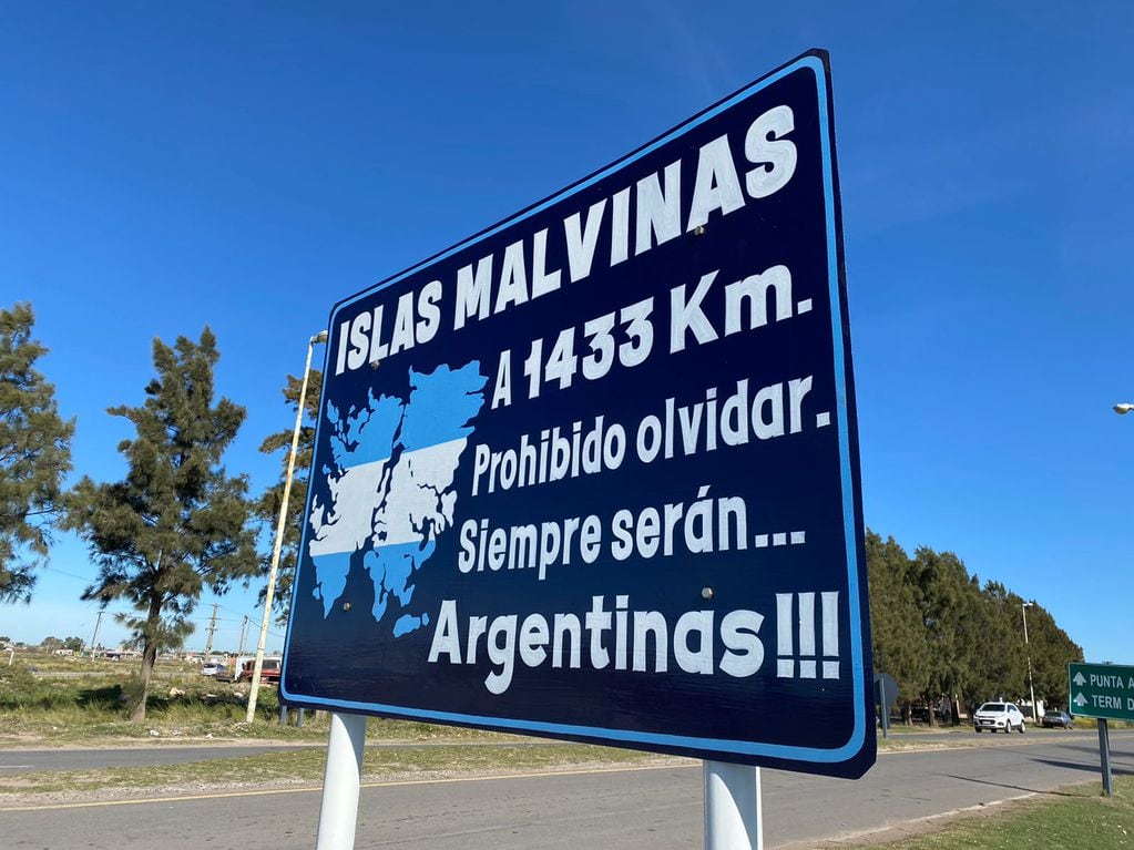“Islas Malvinas. A 1.433kms. Prohibido olvidar. Siempre serán argentinas”.