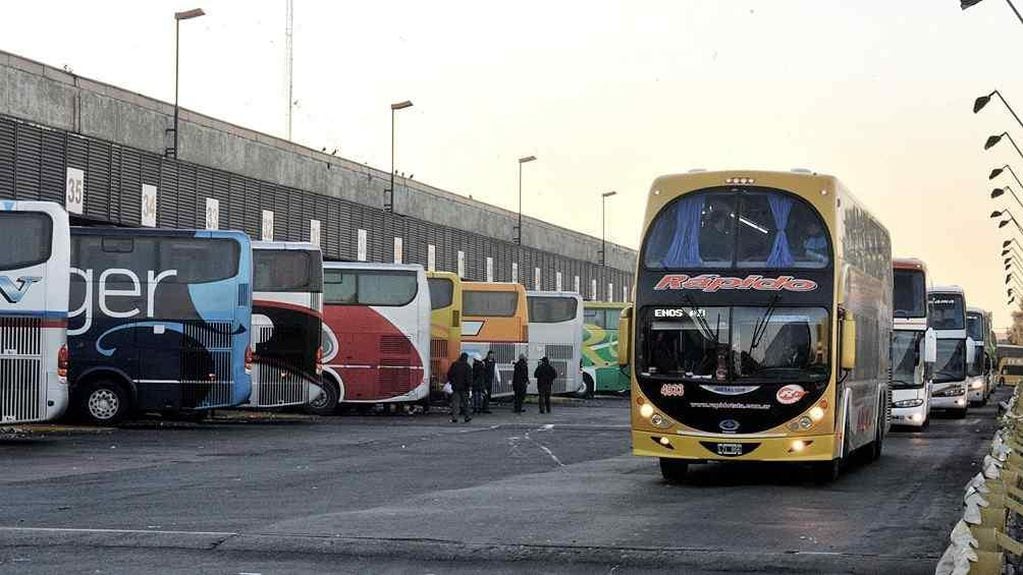 La Argentina cuenta con unos 15.000 micros de larga distancia que ocupan a unos 18.000 trabajadores. Foto: Télam