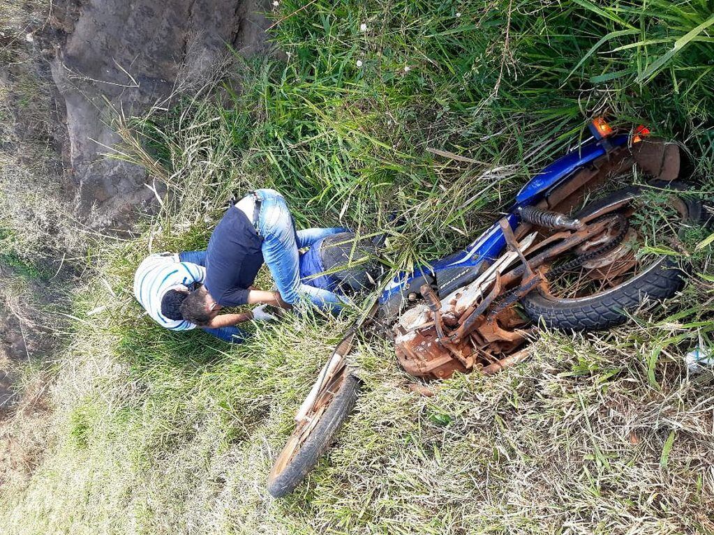 San Vicente: un motociclista perdió el control y desbarrancó. Policía de Misiones