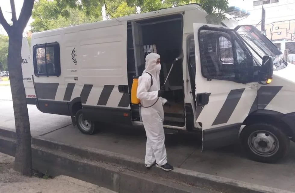 Desinfección de móviles policiales en Mendoza.