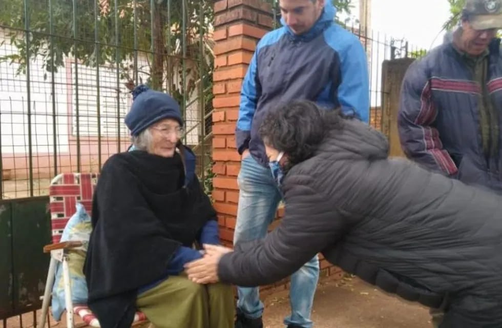 La abuela a la que habían usurpado su vivienda, llegó a Iguazú y espera que la justicia le devuelva la casa (Foto Norma Devechi)